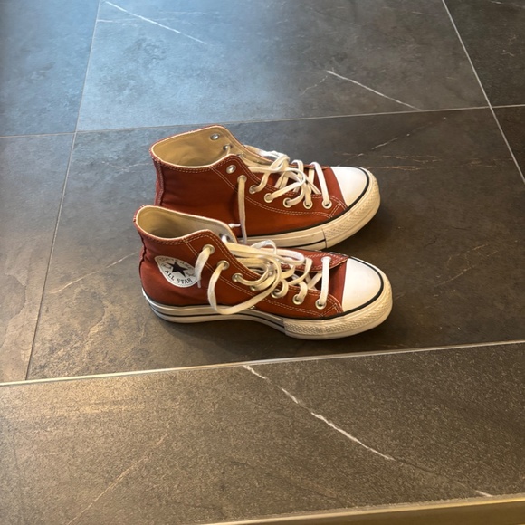 Converse All Stars Women’s size 7 - Picture 2 of 4